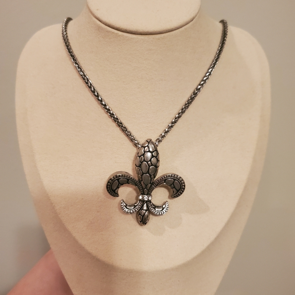 VCLM Fleur-de-lis Pendant Silver Tone Necklace
